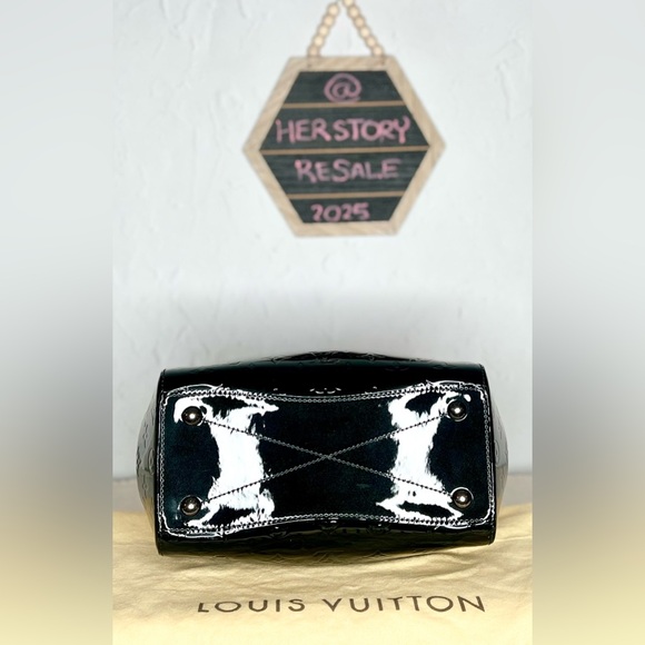 🖤𝐋𝐎𝐔𝐈𝐒 𝐕𝐔𝐈𝐓𝐓𝐎𝐍🖤Montana vernis empreinte hand bag ($975) - Picture 3 of 9